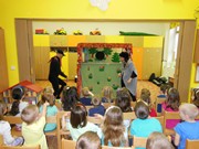 Divadlo Koloběžka - Na návštěvě v Broučkově